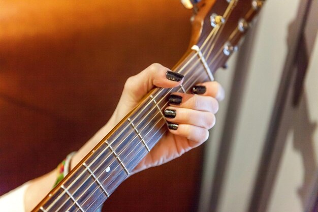 Foto mujer joven, tocar la guitarra