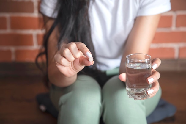 Mujer joven toma medicina