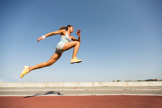 Mujer joven, toma, salto largo