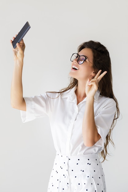 Mujer joven, toma, selfie