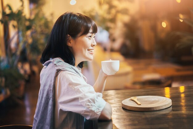 Mujer joven tomando café en un ambiente cálido