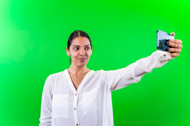 Mujer joven tomando una foto de sí misma en su teléfono