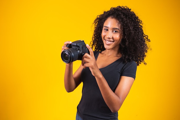 Mujer joven tomando fotografías en SLR