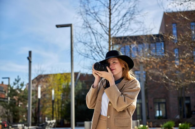 Foto mujer joven tomando fotos en la ciudad