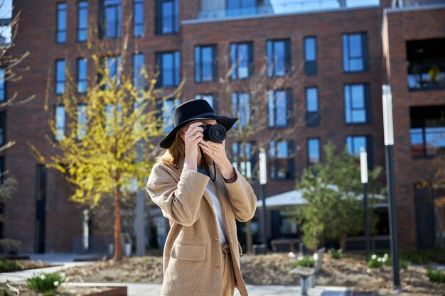 Foto mujer joven tomando fotos en la ciudad