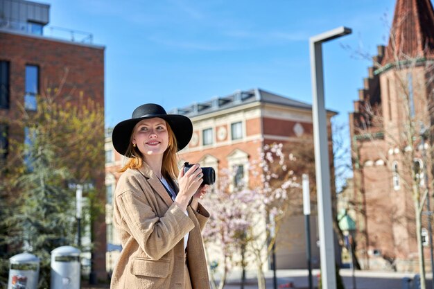 Mujer joven tomando fotos en la ciudad