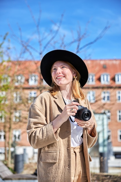 Mujer joven tomando fotos en la ciudad