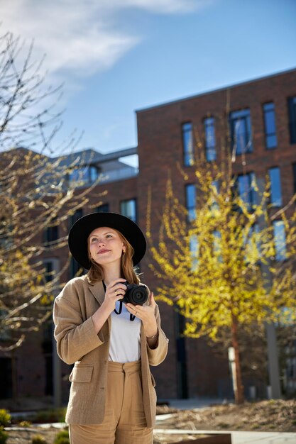 Mujer joven tomando fotos en la ciudad