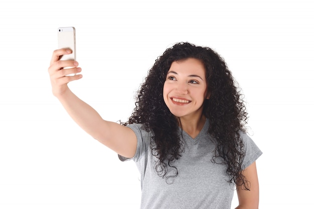 Mujer joven tomando selfie con smartphone