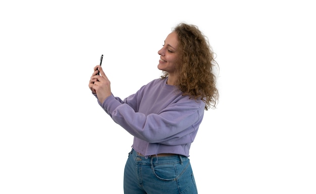 Mujer joven tomando un selfie con su smartphone aislado