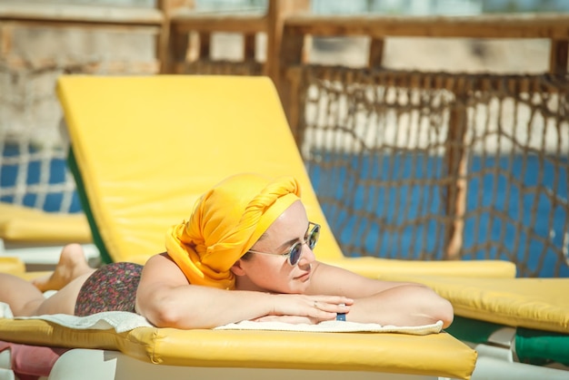 Mujer joven tomando el sol