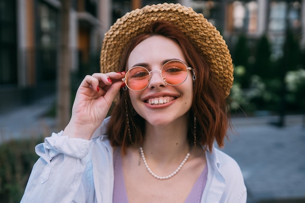 mujer joven, con, toothy, sonrisa, en, aire libre