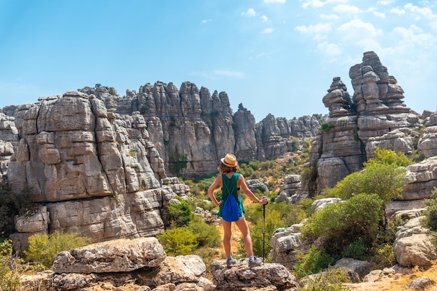 Una mujer joven en Torcal de Antequera en el sendero verde y amarillo disfrutando de la libertad Málaga Andalucía