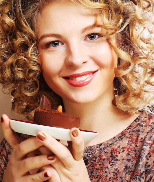 Mujer joven, con, un, torta