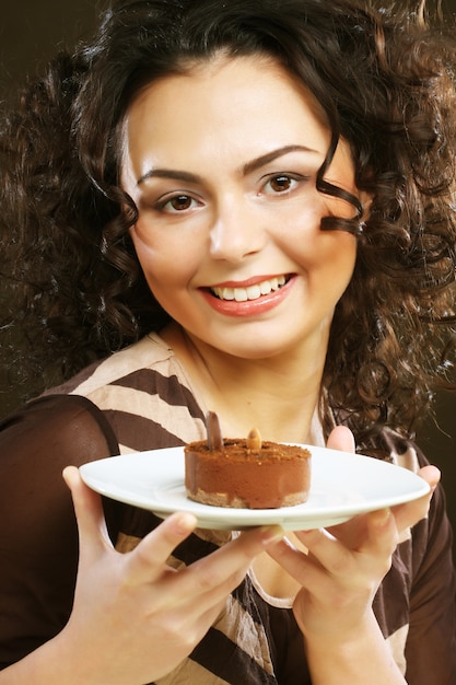 Foto mujer joven, con, un, torta