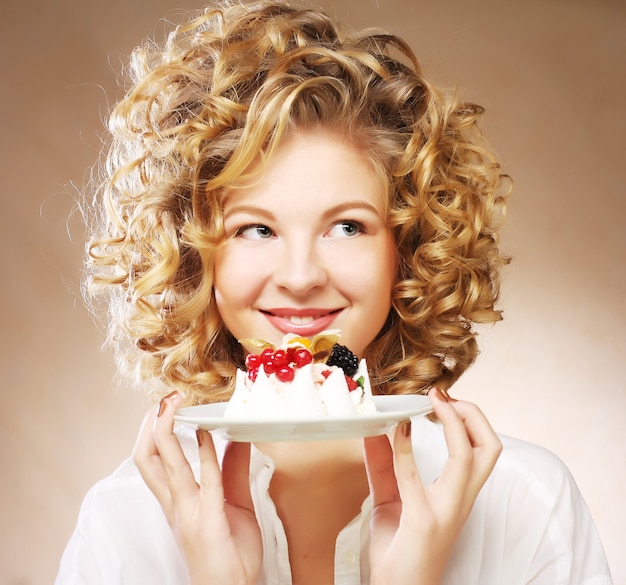 Mujer joven, con, un, torta