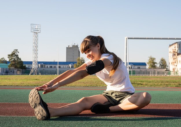 Mujer joven trabajando al aire libre