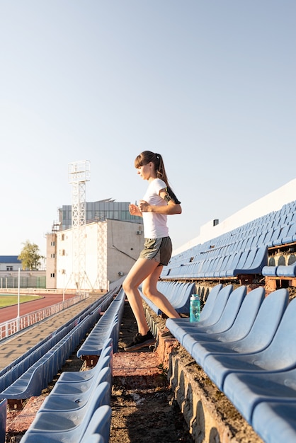 Mujer joven trabajando al aire libre