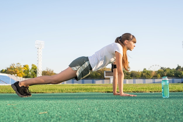 Mujer joven trabajando al aire libre