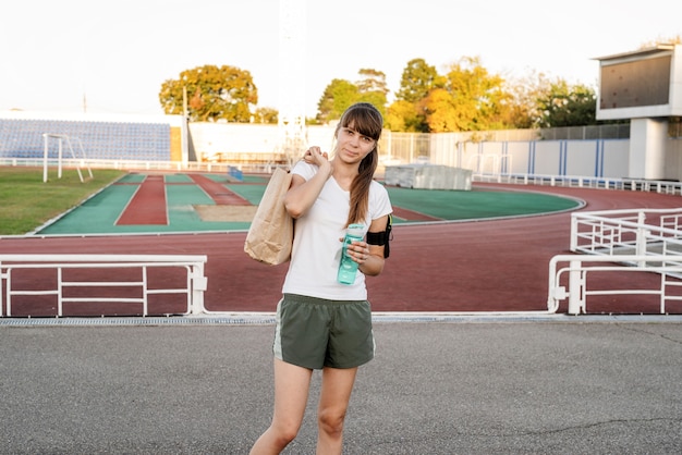 Mujer joven trabajando al aire libre