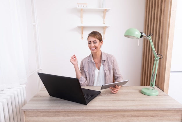 Mujer joven trabajando desde casa