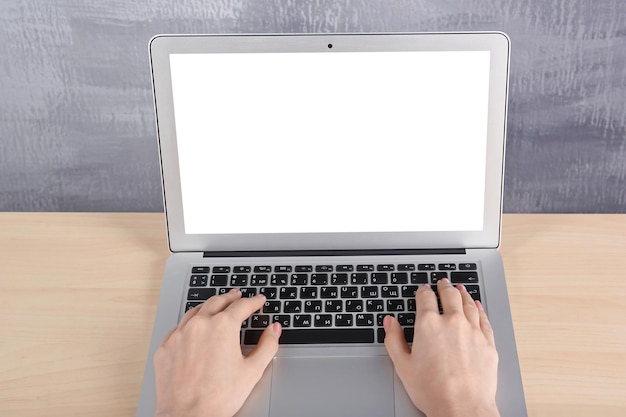 mujer joven, trabajando, con, computador portatil, en la mesa