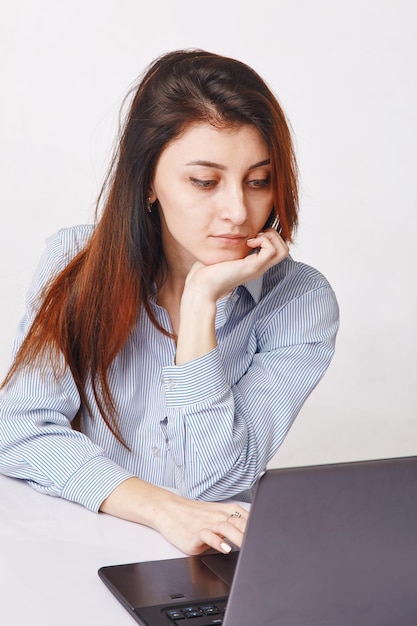 mujer joven, trabajando, con, computadora
