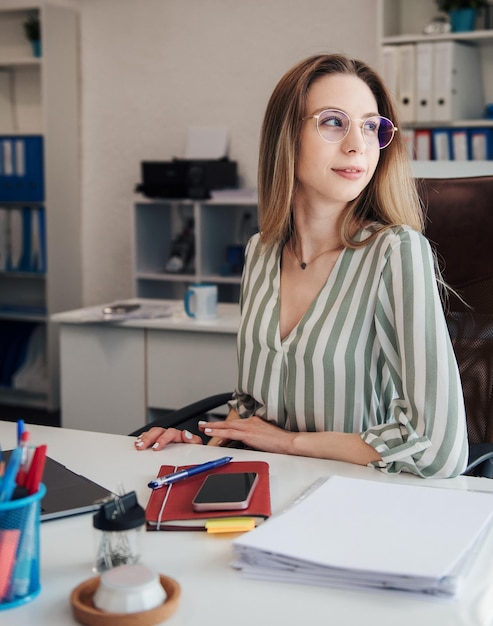 Mujer joven, trabajando, en, un, computadora