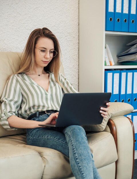 Mujer joven, trabajando, en, un, computadora