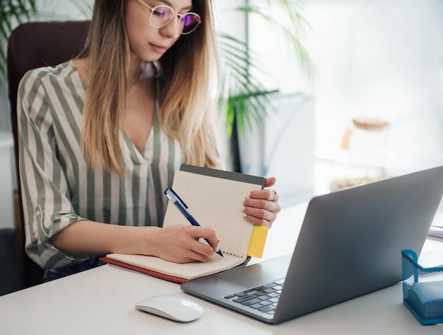 Mujer joven, trabajando, en, un, computadora