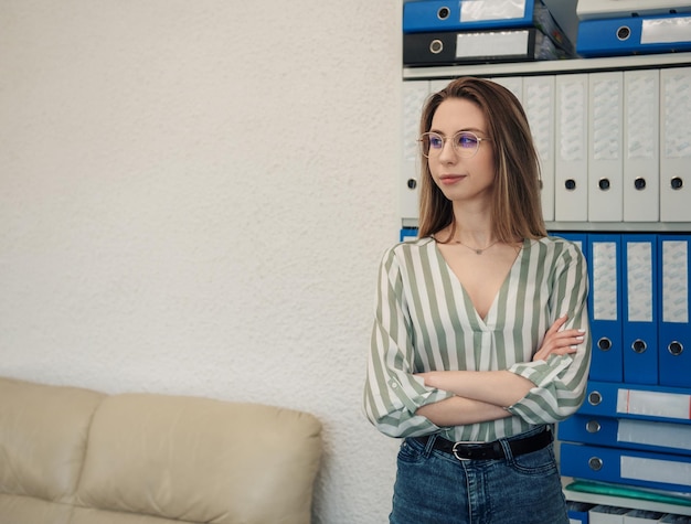 Mujer joven, trabajando, en, un, computadora