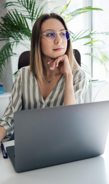 Mujer joven, trabajando, en, un, computadora