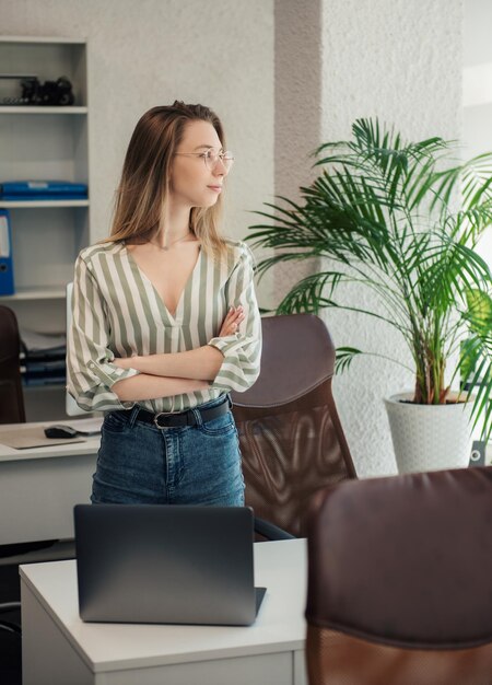 Mujer joven, trabajando, en, un, computadora