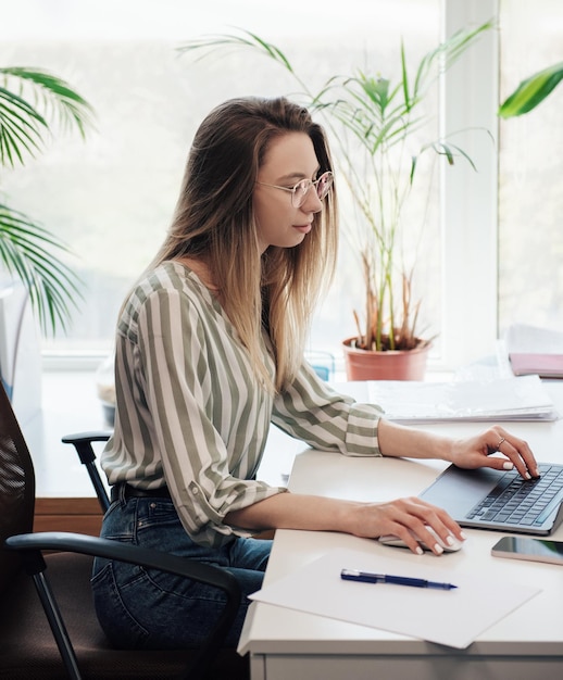 Mujer joven, trabajando, en, un, computadora