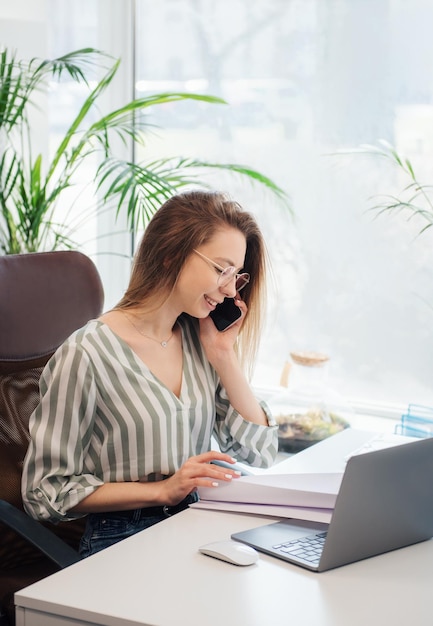 Mujer joven, trabajando, en, un, computadora