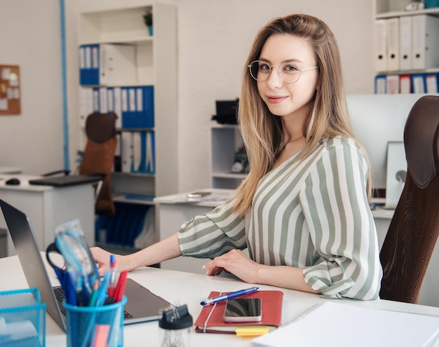 Mujer joven, trabajando, en, un, computadora