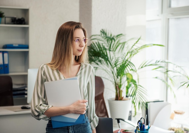 Mujer joven, trabajando, en, un, computadora