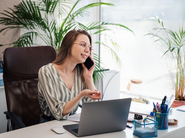 Mujer joven, trabajando, en, un, computadora