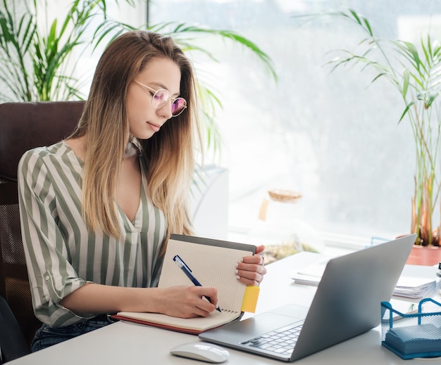 Mujer joven, trabajando, en, un, computadora