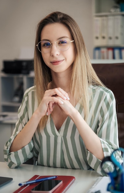 Mujer joven, trabajando, en, un, computadora