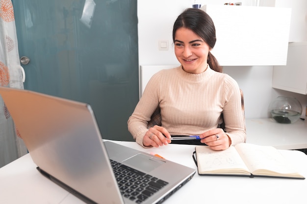 Mujer joven, trabajando, con, un, laptoop