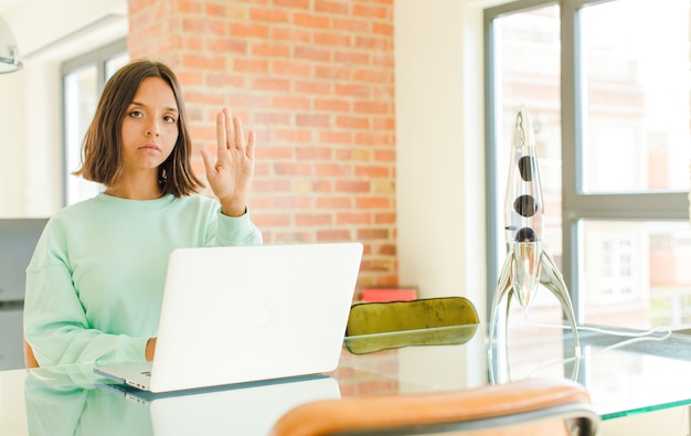 Foto mujer joven, trabajando, con, un, laptop