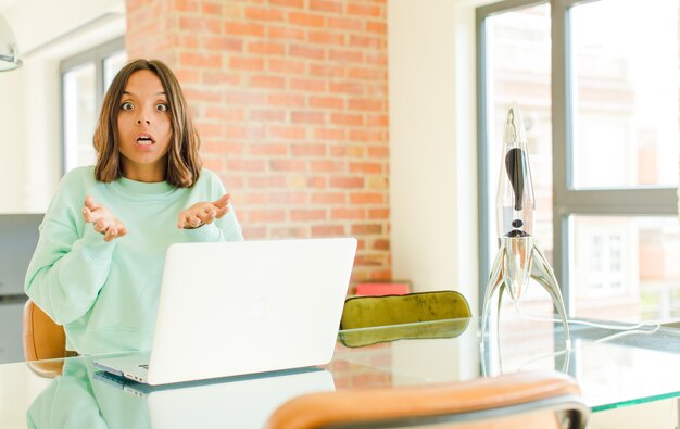 mujer joven, trabajando, con, un, laptop