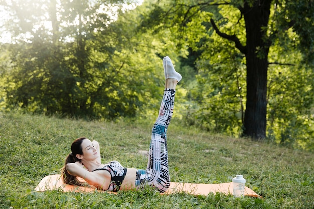 Mujer joven trabajando en el parque