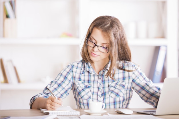 Mujer joven trabajando en proyecto