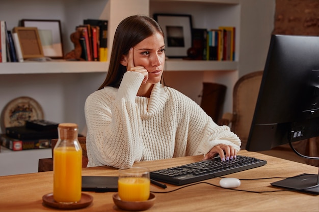 Mujer joven, trabajar desde casa