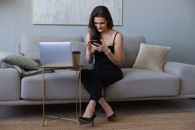 Mujer joven, trabajar desde casa