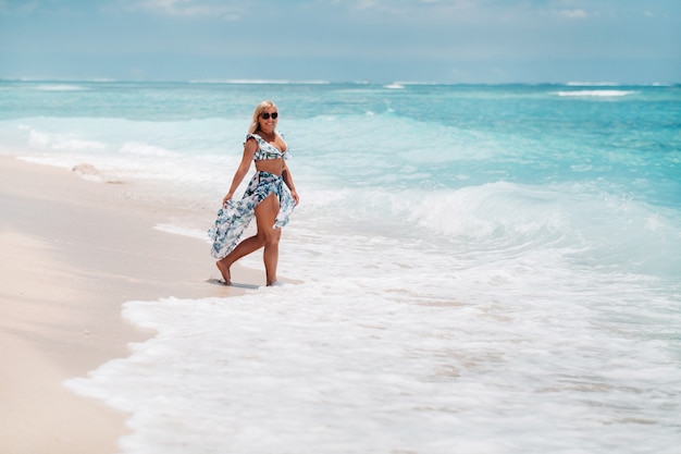 Mujer joven en traje de baño relajante en una playa tropical. Vacaciones tropicales en la isla Paradise.mauritius.