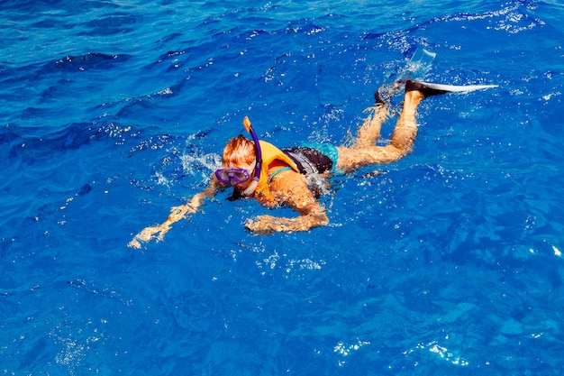 Mujer joven en traje de baño snorkeling