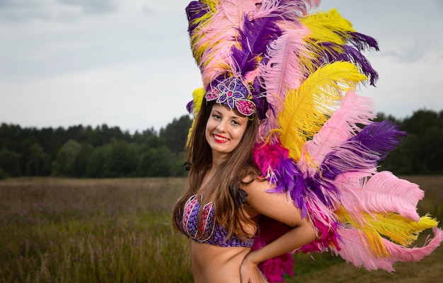 Mujer joven en traje de carnaval al aire libre